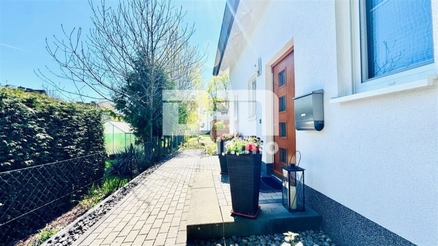 Modernes Familienglück nahe KfW 55-Standard mit Terrasse, Carport und Parkplatz - Zugang / Haupteingang